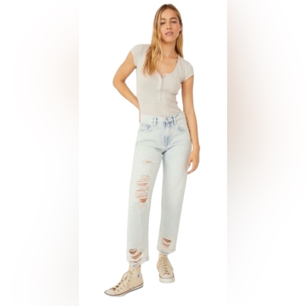 We The Free Bonita Mom Jeans in Dream Blue Distressed Straight Leg Size 28